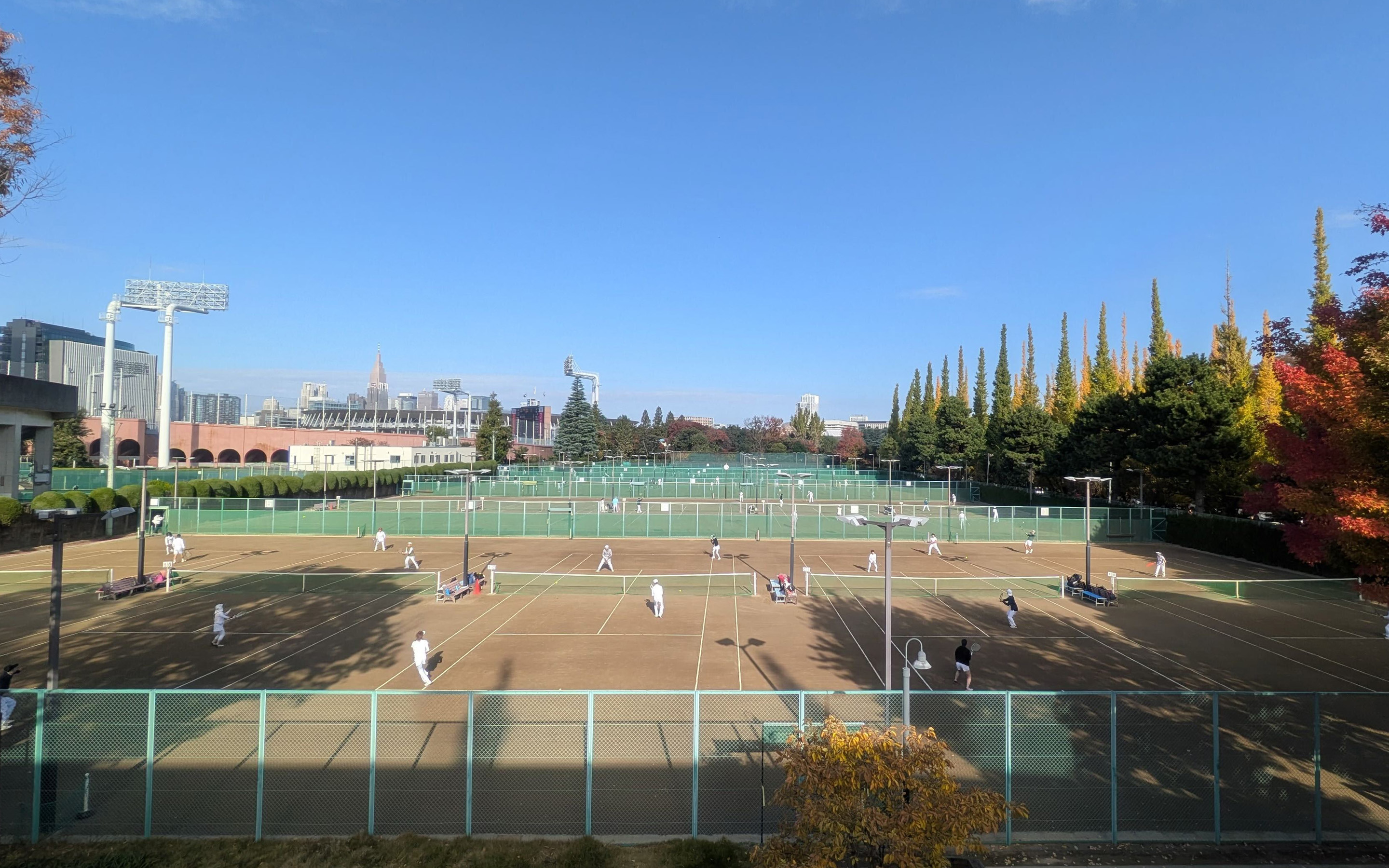 伝統を誇る自然豊かなテニスコートで優雅なひとときを