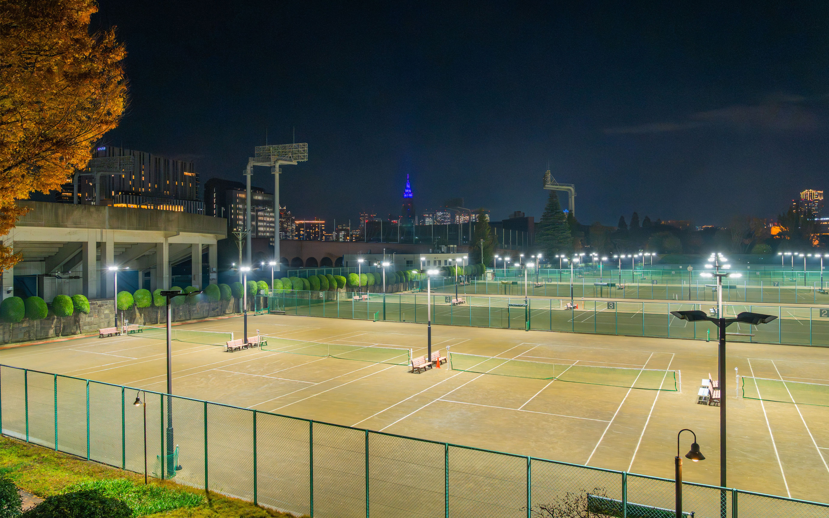 伝統を誇る自然豊かなテニスコートで優雅なひとときを